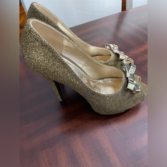 Lasonia women’s size 7 gold sparkle with metal Bow at front  high heels shoes - Picture 2 of 6